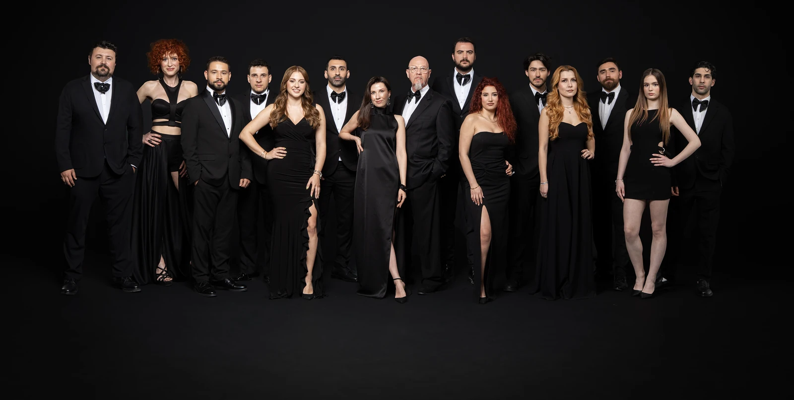 Siyah fon önünde Music Event DJ’leri, müzisyenleri ve sanatçıları