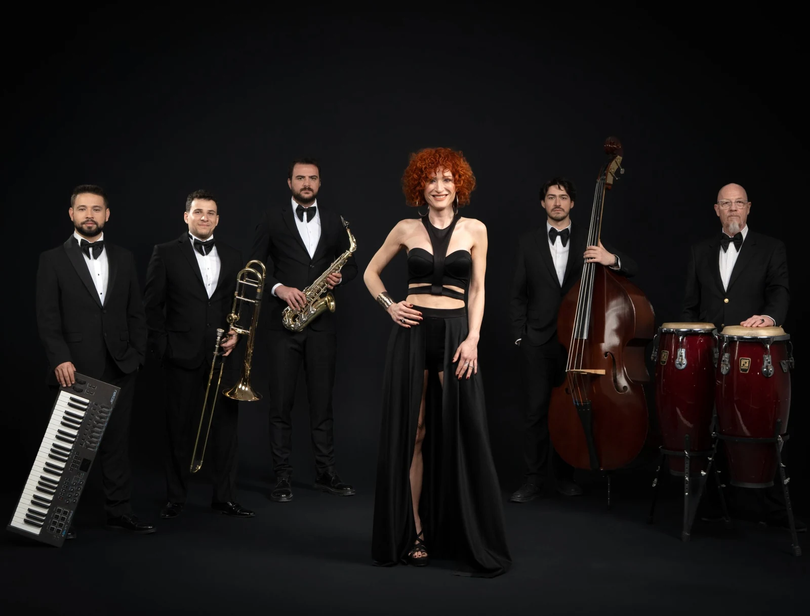 Vokalist, klavye, trombon, saksafon, kontrbas ve kongalardan oluşan canlı grup
