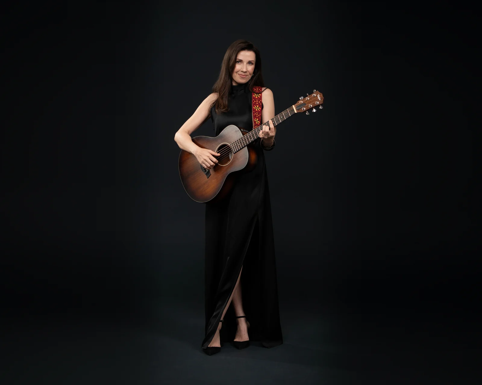 Akustik gitar çalan solo sanatçı
