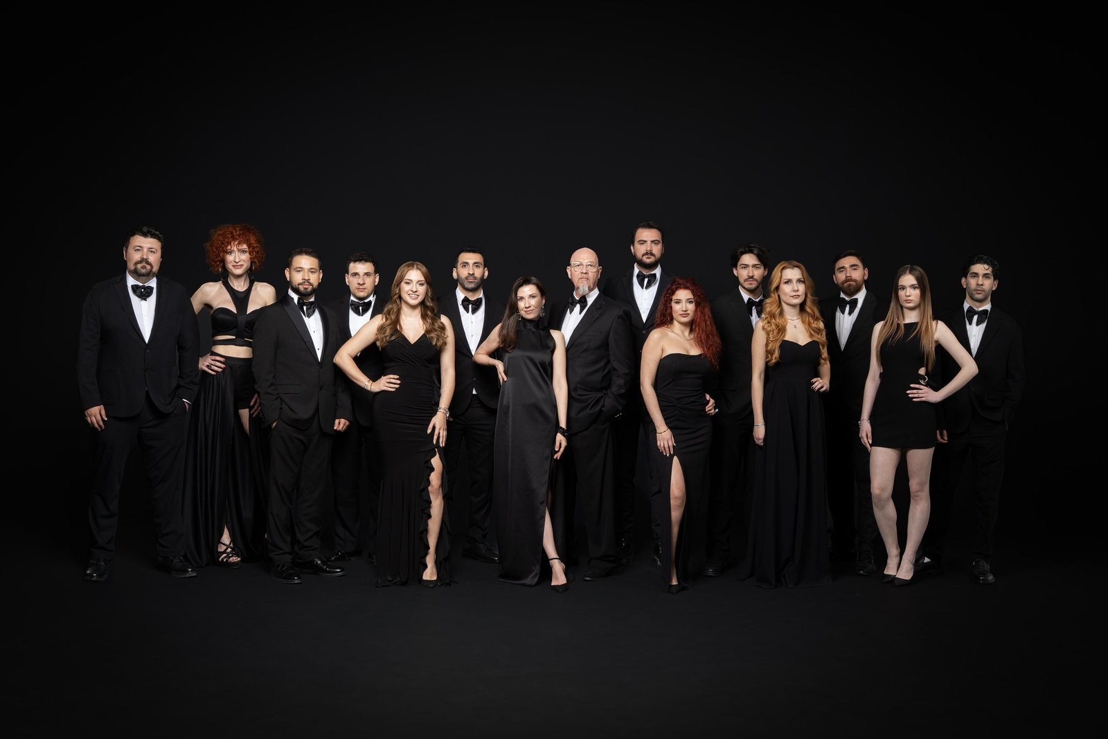 Music Event sanatçı ekibi, siyah fon önünde grup portresi
