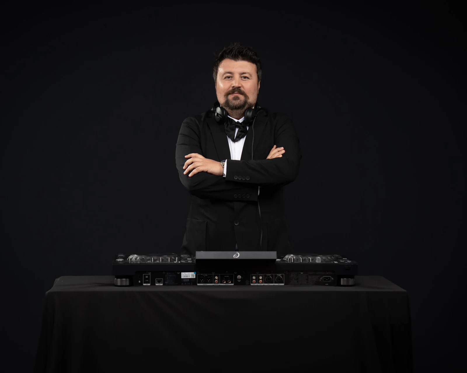 DJ ekipmanının arkasında duran Music Event DJ’i